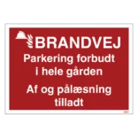 Brandvej. Parkering forbudt i hele gården, af- og pålæsning tilladt! skilt
