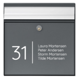 Postkasse skilt med nummer og navn